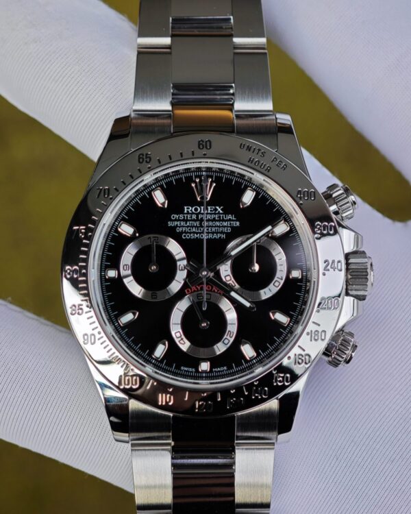 Rolex Daytona 116520 black dial with blue luminous hour markers. Equipped with five original accessories, including dial, bezel, hands, faithful, and crown. 1: 1CNC customized 904L stainless steel case and strap, Dandong 4130 integrated movement — custom-built watch