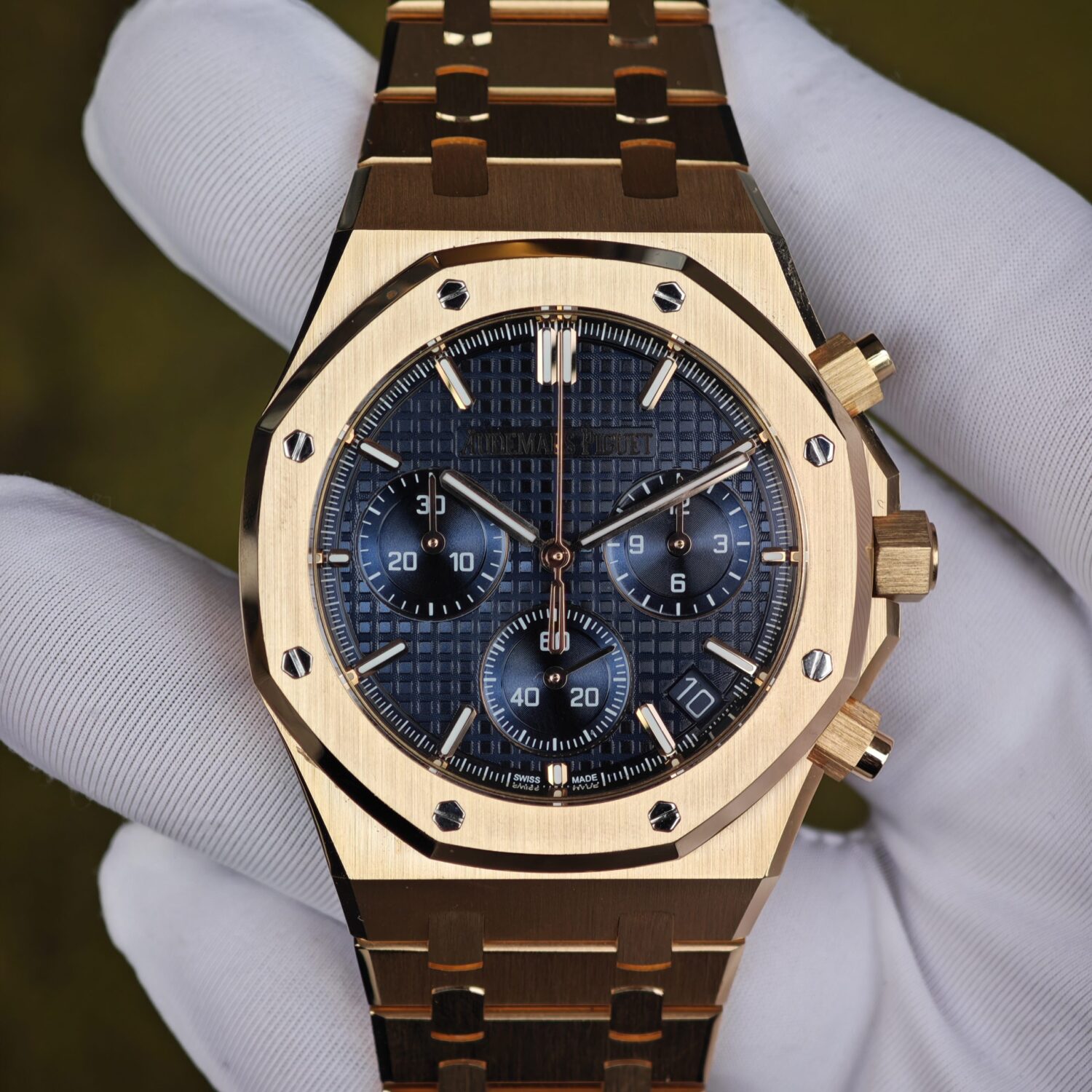 Customized AP Royal Oak 18K rose gold 26240, original data reference-accuratecustomized 18K rose gold case strap and clasp, Dandong 4401 integrated movement (weight adjustment), customized best alternative blue dial, hands and calendar — custom-built watch