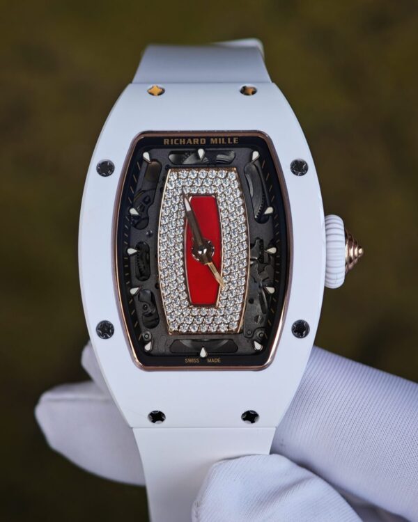The Richard Mille RM 07-01 women’s series, produced by the ZF factory, features a white ceramic case, a red lip-shaped dial adorned with diamonds, and is equipped with the Asian CRMA2 integrated movement — custom-built watch