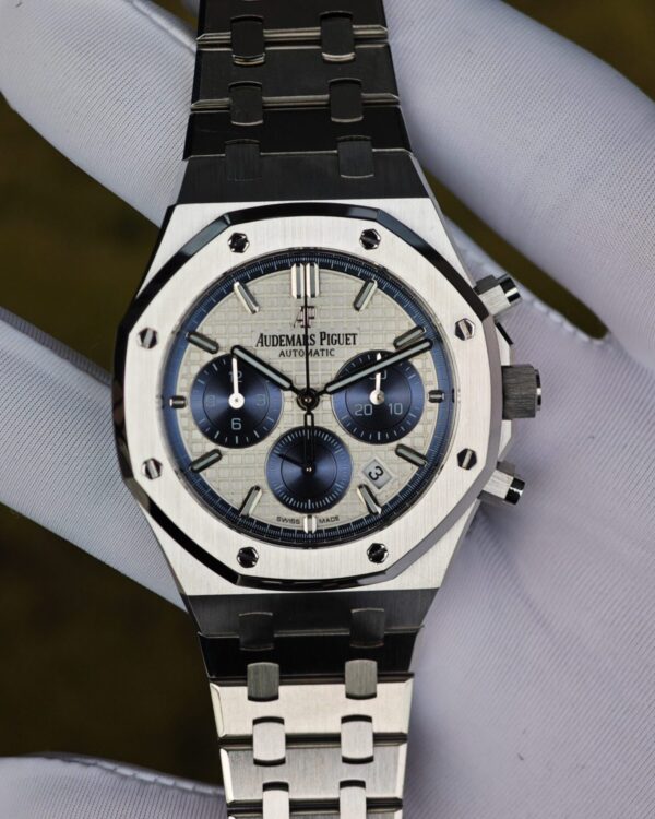 Customized version AP26315ST, equipped with the optimal white dial, blue chronograph, customized replacement hands and calendar, utilizing a reference-accuratecustomized CNC case and strap, and equipped with the original FP1185 movement — custom-built watch