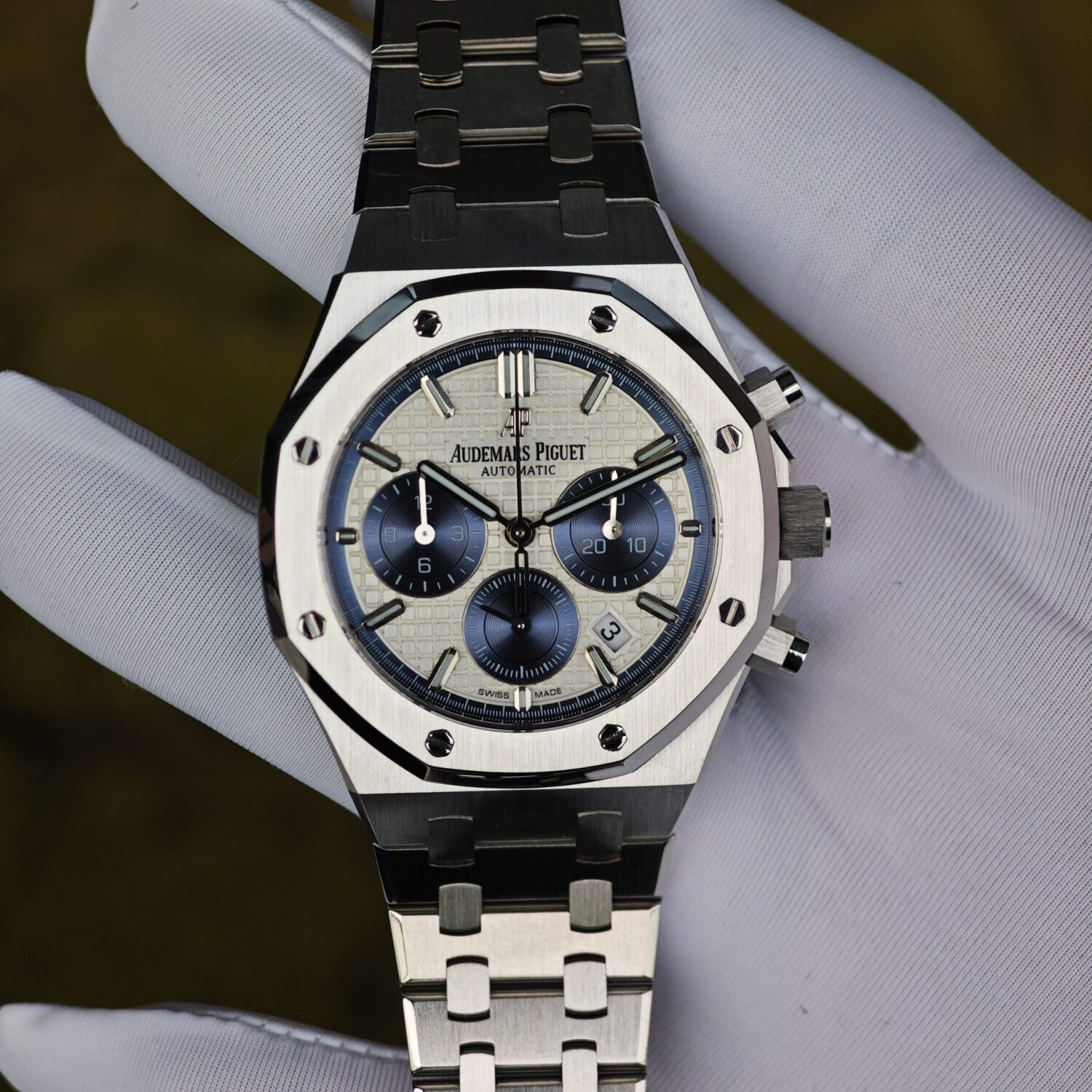 Customized version AP26315ST, equipped with the optimal white dial, blue chronograph, customized replacement hands and calendar, utilizing a reference-accuratecustomized CNC case and strap, and equipped with the original FP1185 movement — custom-built watch