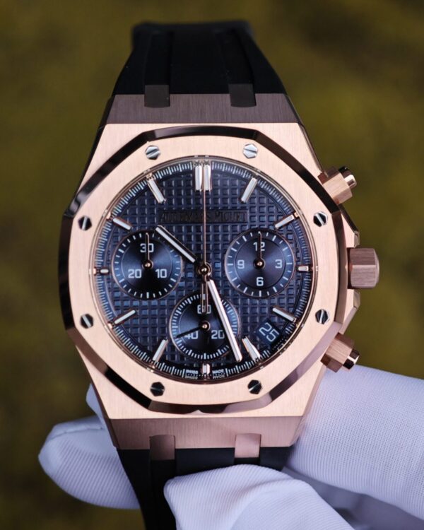 Customized AP Royal Oak Rose Gold 26240, with original data reference-accuratecustomized case and clasp (plated with 18K rose gold), paired with natural black rubber strap, customized top-grade 4401 integrated movement (adjustable weight), customized optimal replacement blue dial, hands, and calendar — custom-built watch