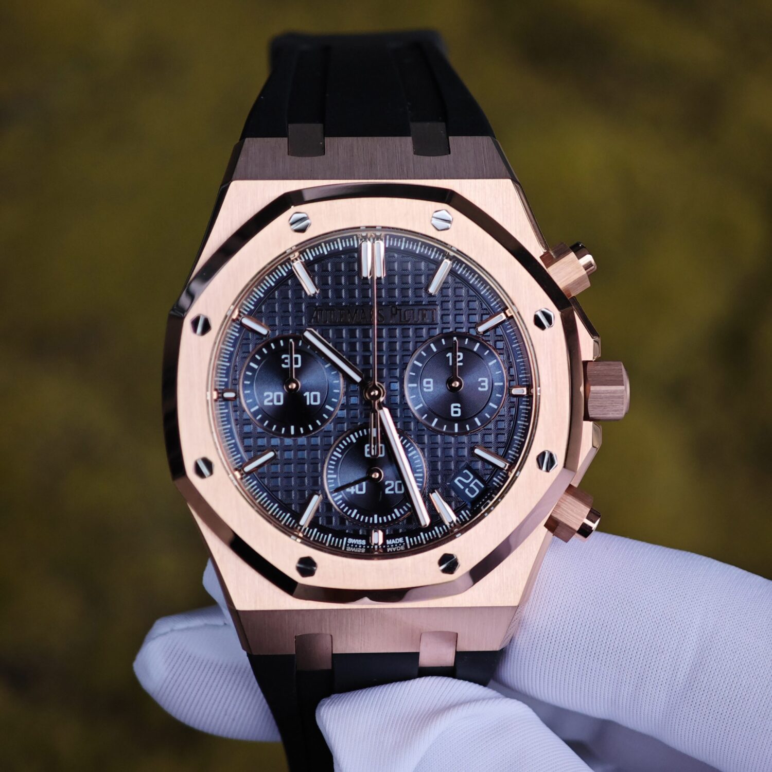 Customized AP Royal Oak Rose Gold 26240, with original data reference-accuratecustomized case and clasp (plated with 18K rose gold), paired with natural black rubber strap, customized top-grade 4401 integrated movement (adjustable weight), customized optimal replacement blue dial, hands, and calendar — custom-built watch