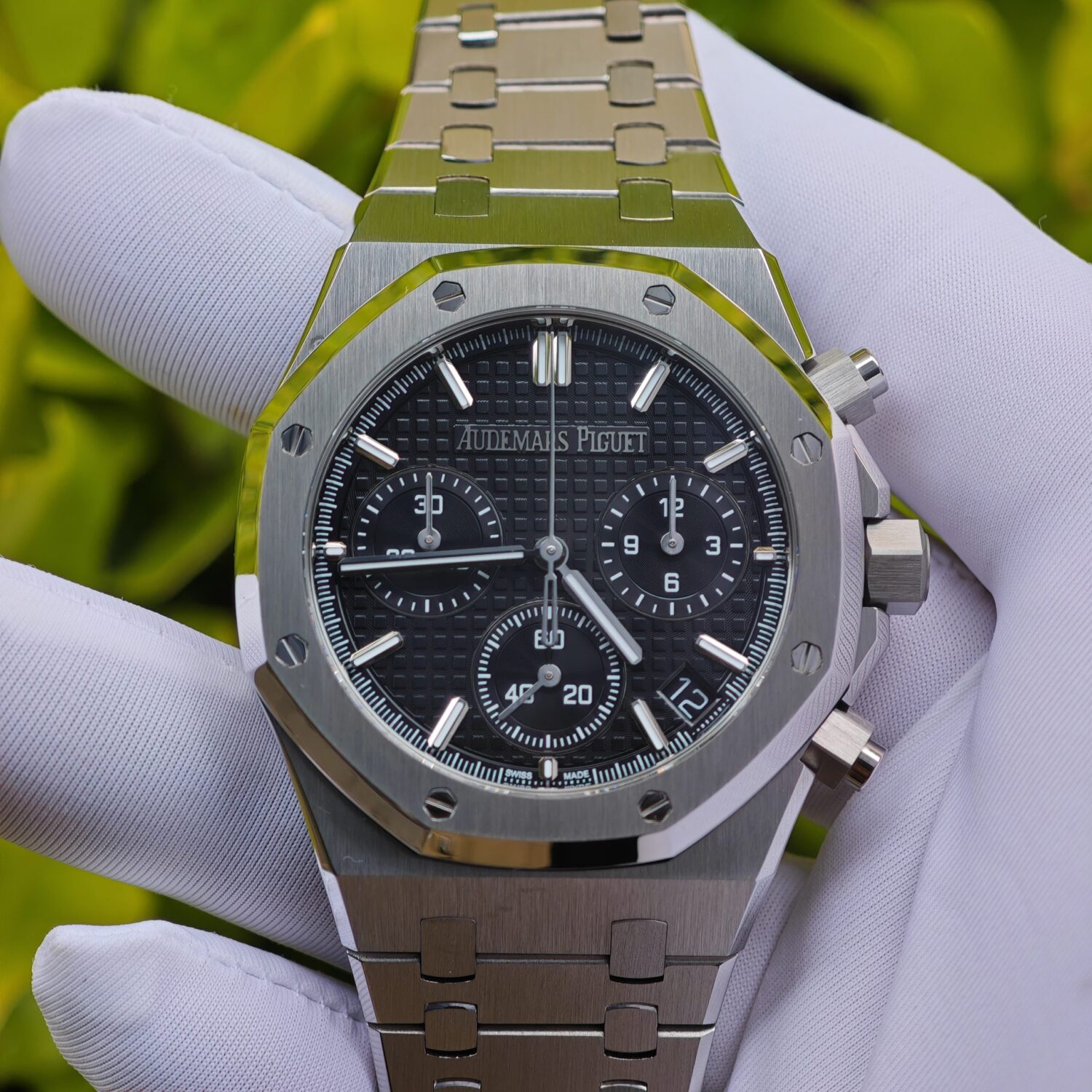 The improved version of AP Royal Oak 26240 is equipped with the best black replacement dial, replacement hands, solid pin shaft, as well as finely polished case and strap, and is powered by the Shanghai 4401 integrated movement — custom-built watch