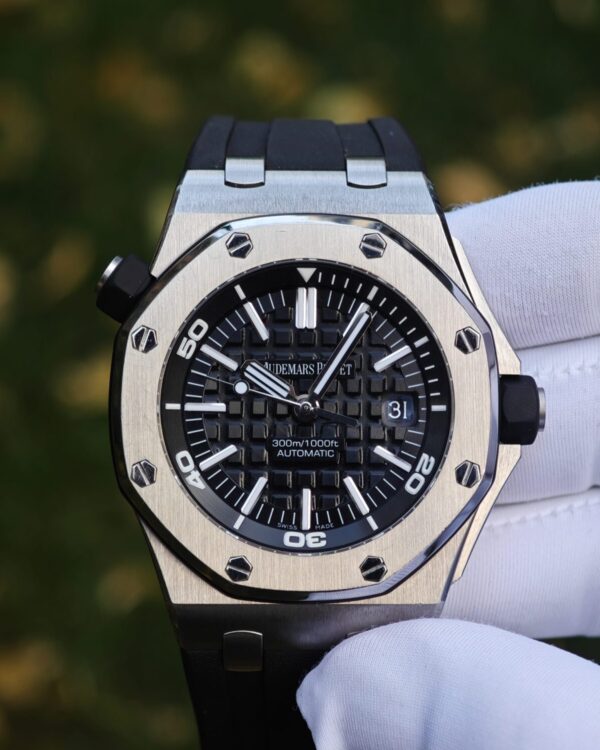 Royal Oak Offshore 15703, equipped with original GEN dial, hands, calendar, faithful, outer ring, case, crown genuine 7-piece set. Black rubber strap and 3120 integrated movement — custom-built watch