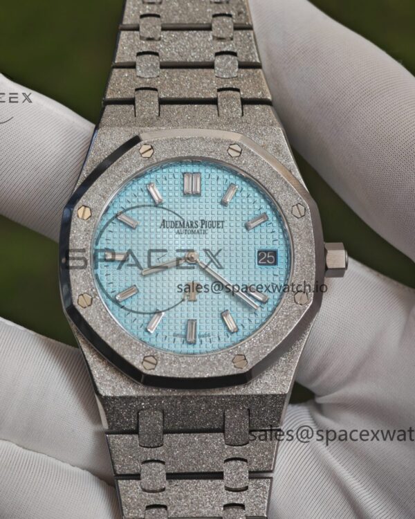 AP Royal Oak 39mm Frost Gold 15202, custom imported to replace the ice blue dial and calendar. The entire watch is made of frost gold technology, wrapped in 18K white gold treatment, and equipped with a self-produced 2121 movement — custom-built watch