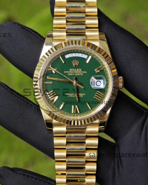 40mm Rolex Day Date m 228238 gaming table green, customized with German five axis CNC technology 18K pure gold strap, German imported green dial, pointer calendar, Swiss imported ETA2836 movement, high standard assembly process — custom-built watch