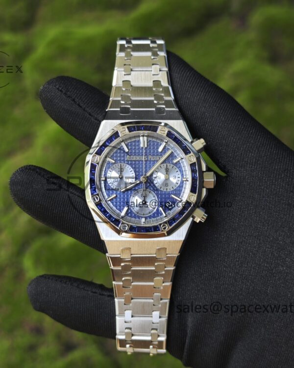 Customized AP Royal Oak 26240BC, featuring the best alternative blue dial, date display, and alternative hands. Handmade inlaid with jewelry grade natural sapphire outer ring, CNC reference-accuratecustomized case, strap, and clasp. The entire watch is crafted with 18K white gold plating. The best 4401 integrated movement currently available on the market — custom-built watch