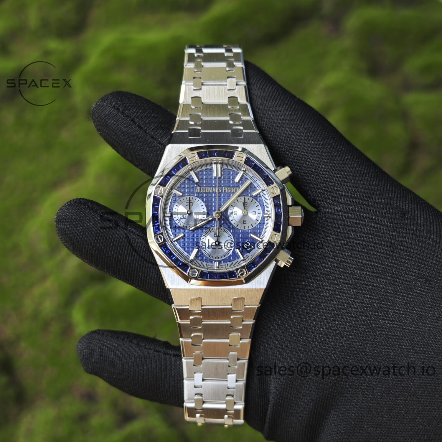 Customized AP Royal Oak 26240BC, featuring the best alternative blue dial, date display, and alternative hands. Handmade inlaid with jewelry grade natural sapphire outer ring, CNC reference-accuratecustomized case, strap, and clasp. The entire watch is crafted with 18K white gold plating. The best 4401 integrated movement currently available on the market — custom-built watch