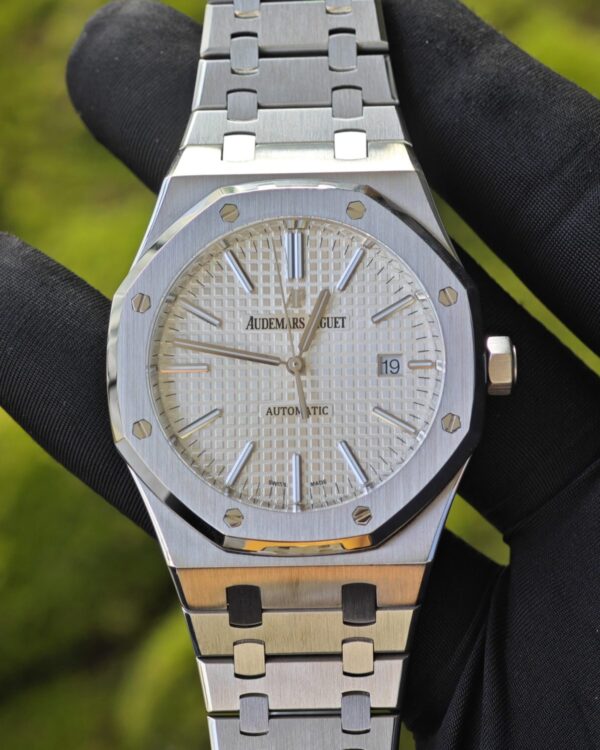 Audemars Piguet Royal Oak AP15450 white plate, equipped with genuine dial, genuine hands, and genuine calendar, all carefully assembled according to Swiss craftsmanship. The case and bracelet undergo secondary polishing and precision machining. Customized 3120 integrated movement — custom-built watch