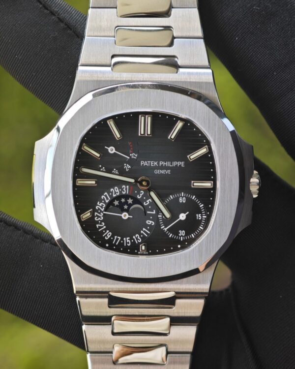 (Top customization) Patek Philippe Nautilus 5712A is equipped with original dial, original hands, customized substitute moon phase dial, needle shaft ball top polishing, reference-accuratecustomized case and strap with secondary polishing and grinding, ACE240 integrated movement — custom-built watch