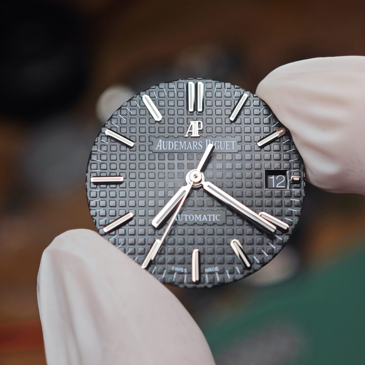 Audemars Piguet Royal Oak AP15450, The black dial features top-notch after-sales dial, hands, date wheel, and polished solid pointer gears, all carefully assembled according to Swiss craftsmanship. The case and bracelet undergo secondary polishing and precision machining. Customized 3120 integrated movement — custom-built watch