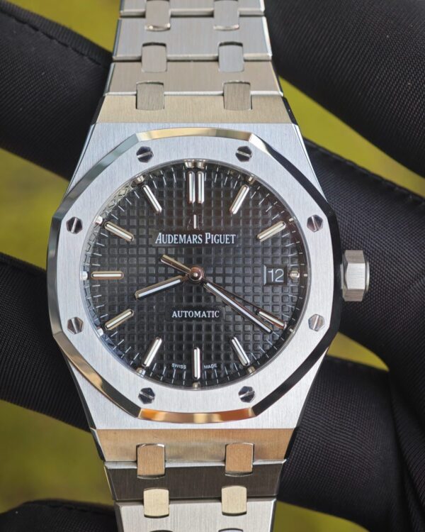 Audemars Piguet Royal Oak AP15450, The black dial features top-notch after-sales dial, hands, date wheel, and polished solid pointer gears, all carefully assembled according to Swiss craftsmanship. The case and bracelet undergo secondary polishing and precision machining. Customized 3120 integrated movement — custom-built watch
