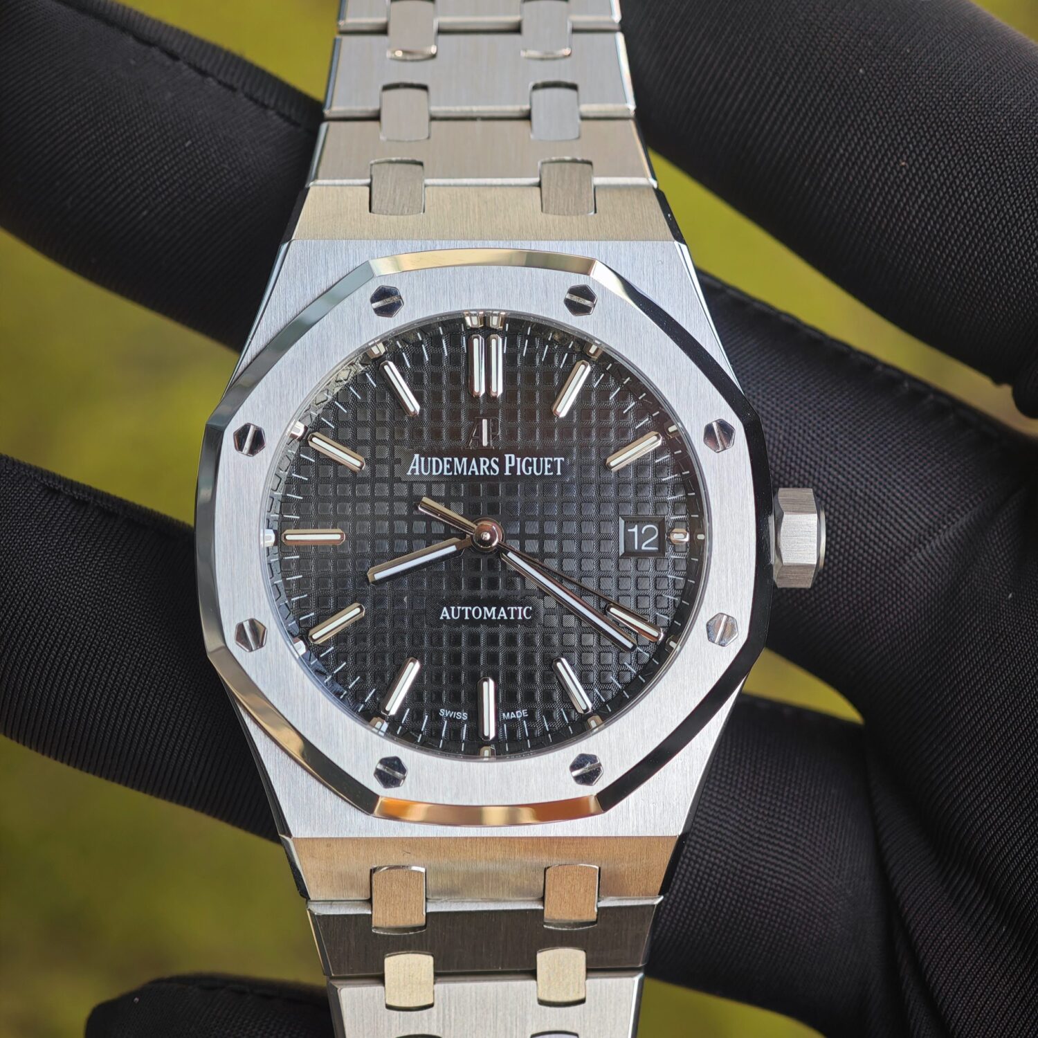 Audemars Piguet Royal Oak AP15450, The black dial features top-notch after-sales dial, hands, date wheel, and polished solid pointer gears, all carefully assembled according to Swiss craftsmanship. The case and bracelet undergo secondary polishing and precision machining. Customized 3120 integrated movement — custom-built watch