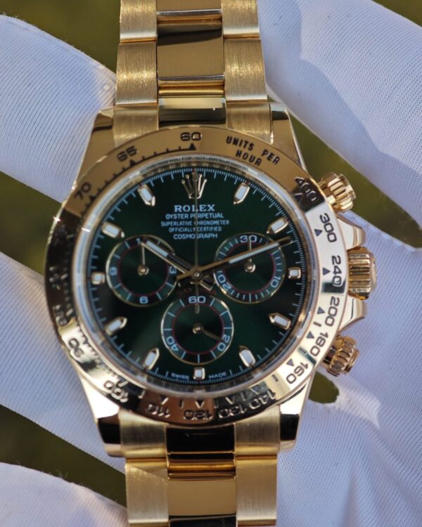 Rolex Daytona 116508 green dial, German CNC custom 18K pure gold case and strap, weighing 215g, customized with the best substitute dial and pointer. Dandong 4130 Sport, assembled according to Swiss standards — custom-built watch
