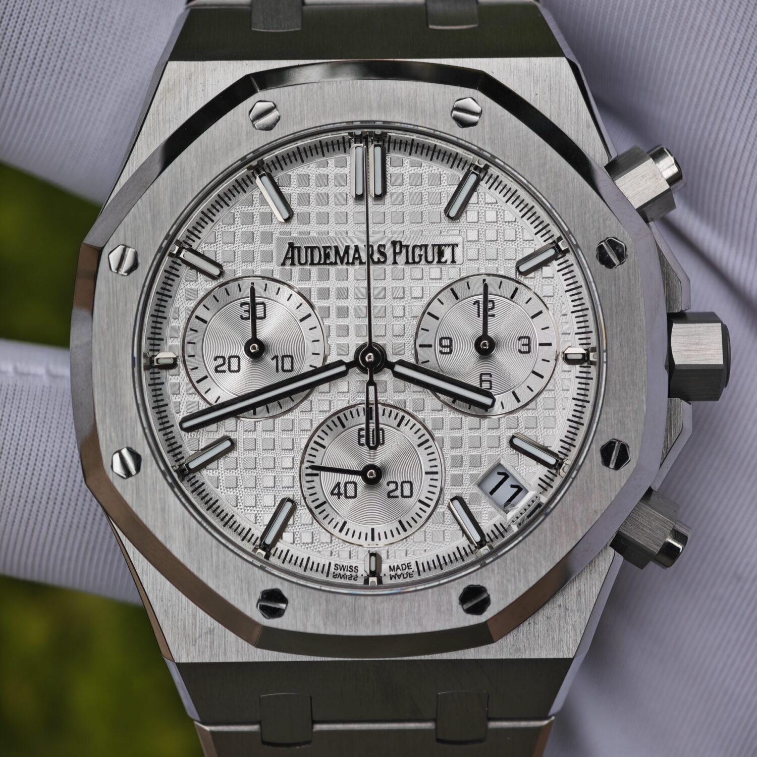 AP Royal Oak 26240 with white dial, fitted with the best custom-made dial, hands, and solid pinions, the case and bracelet having undergone secondary refinishing and polishing, and powered by the Shanghai 4401 integrated movement. — custom-built watch