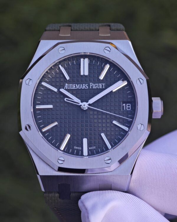 The Audemars Piguet Royal Oak AP15510 green dial model features top-notch aftermarket dials, hands, date wheels, and polished solid pin shafts, all carefully assembled according to Swiss watchmaking techniques. Equipped with a green leather strap, currently the best 4302 integrated movement. — custom-built watch