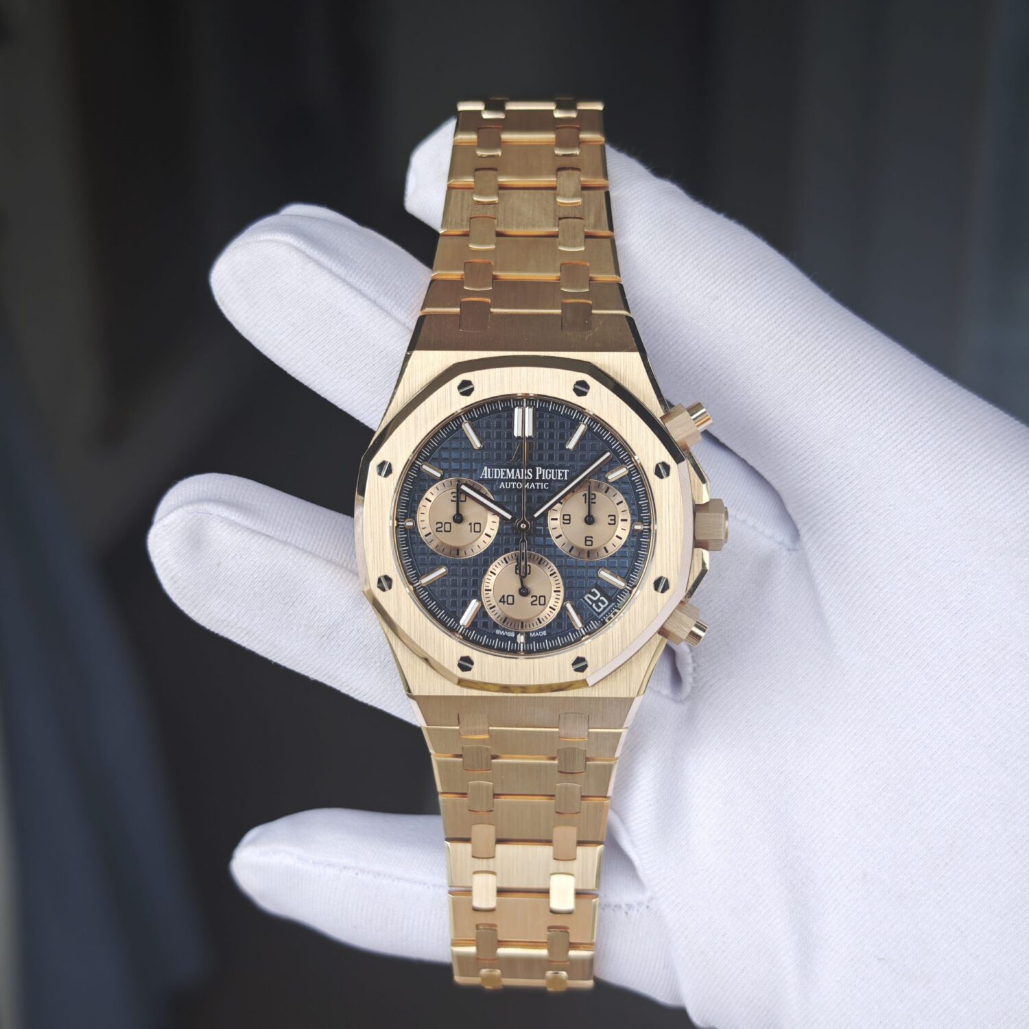 Customized AP Royal Oak 18K rose gold 26240, equipped with genuine blue dial, genuine hands, and calendar, original data reference-accuratecustomized 18K rose gold case, strap, and clasp (whole watch 241g) Dandong 4401 integrated movement (weight adjustment) — custom-built watch