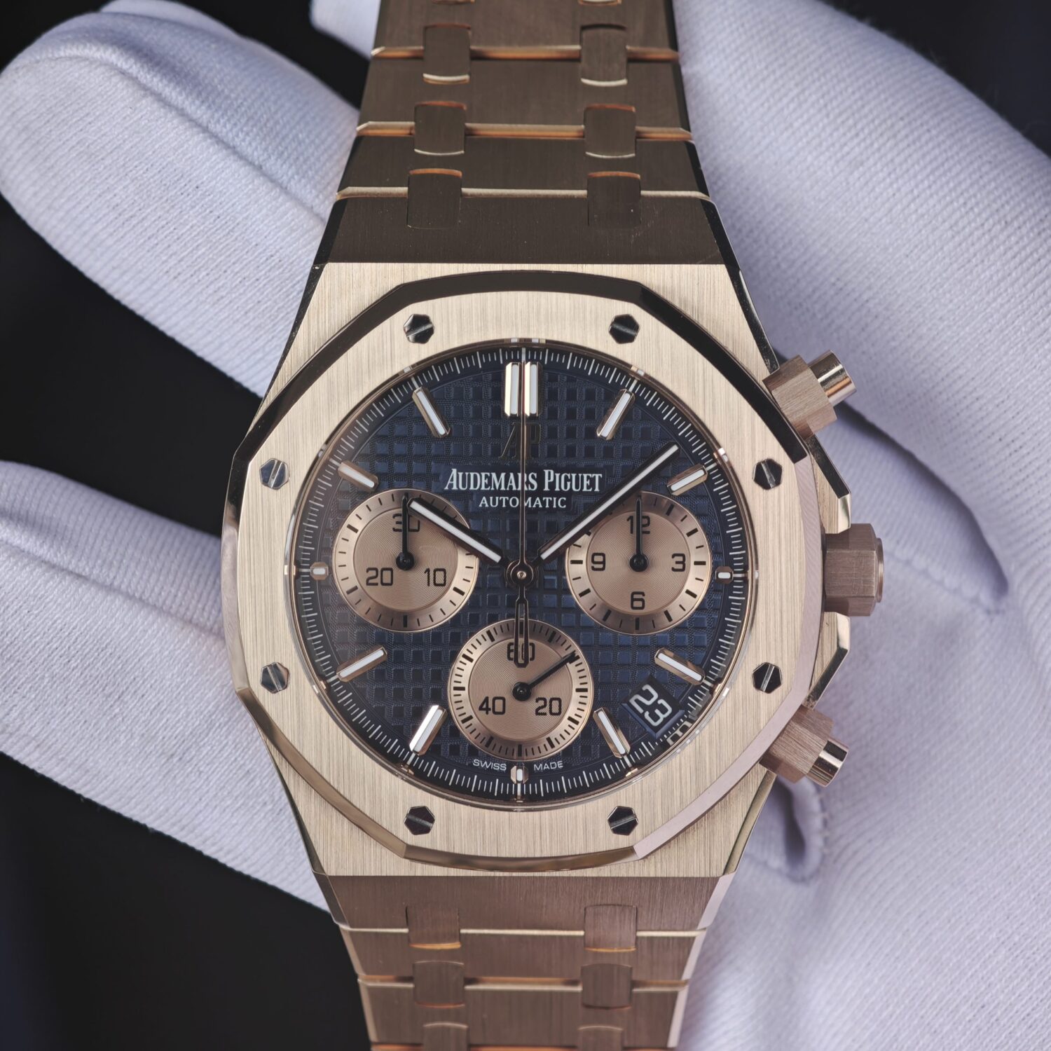 Customized AP Royal Oak 18K rose gold 26240, equipped with genuine blue dial, genuine hands, and calendar, original data reference-accuratecustomized 18K rose gold case, strap, and clasp (whole watch 241g) Dandong 4401 integrated movement (weight adjustment) — custom-built watch