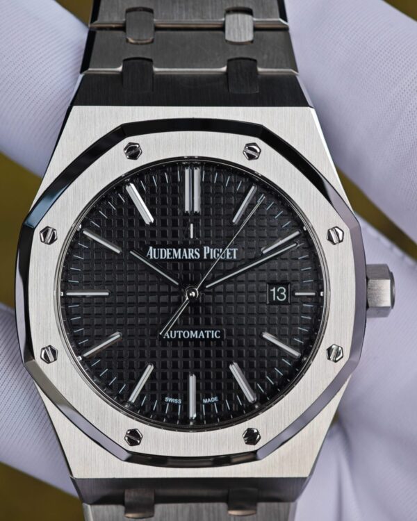Audemars Piguet Royal Oak AP15400, The black dial features top-notch after-sales dial, hands, date wheel, and polished solid pointer gears, all carefully assembled according to Swiss craftsmanship. The case and bracelet have undergone secondary polishing and precision machining. It is powered by the 3120 integrated movement developed according to the original specifications. — custom-built watch