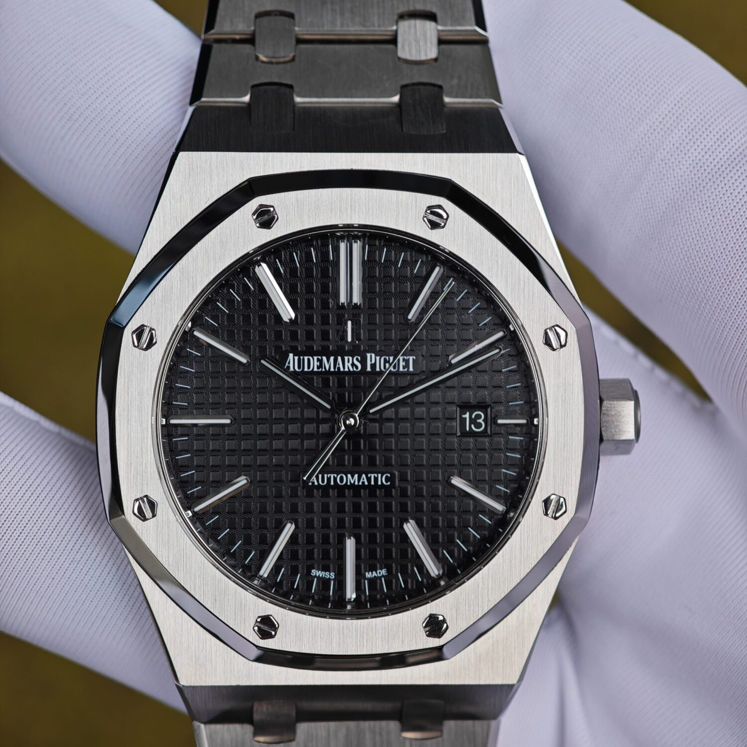 Audemars Piguet Royal Oak AP15400, The black dial features top-notch after-sales dial, hands, date wheel, and polished solid pointer gears, all carefully assembled according to Swiss craftsmanship. The case and bracelet have undergone secondary polishing and precision machining. It is powered by the 3120 integrated movement developed according to the original specifications. — custom-built watch