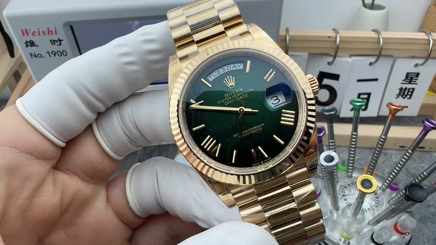 VS Rolex Weekly Calendar 228239 Gold Gaming Table Green