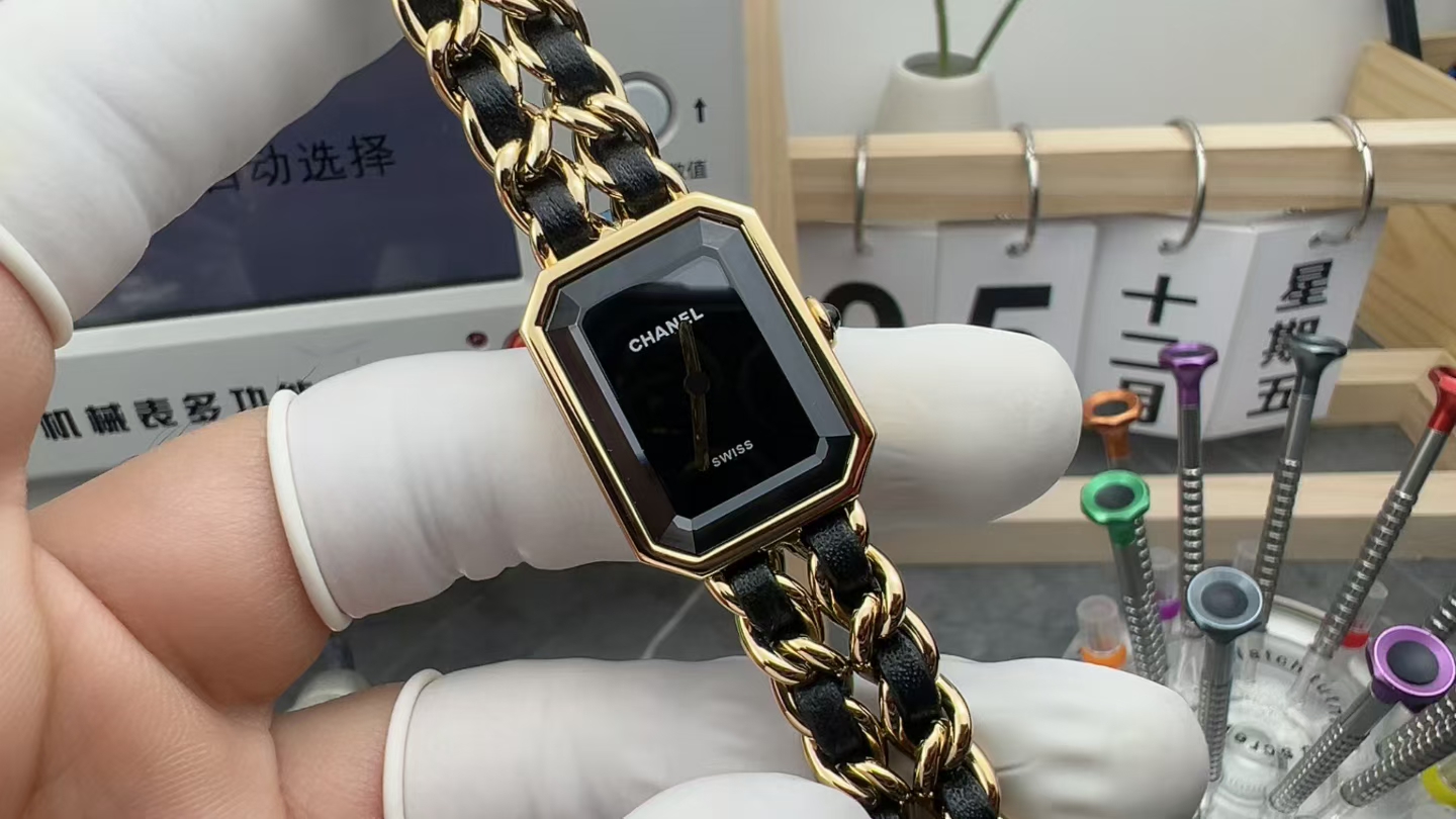 BV Chanel small square black plate