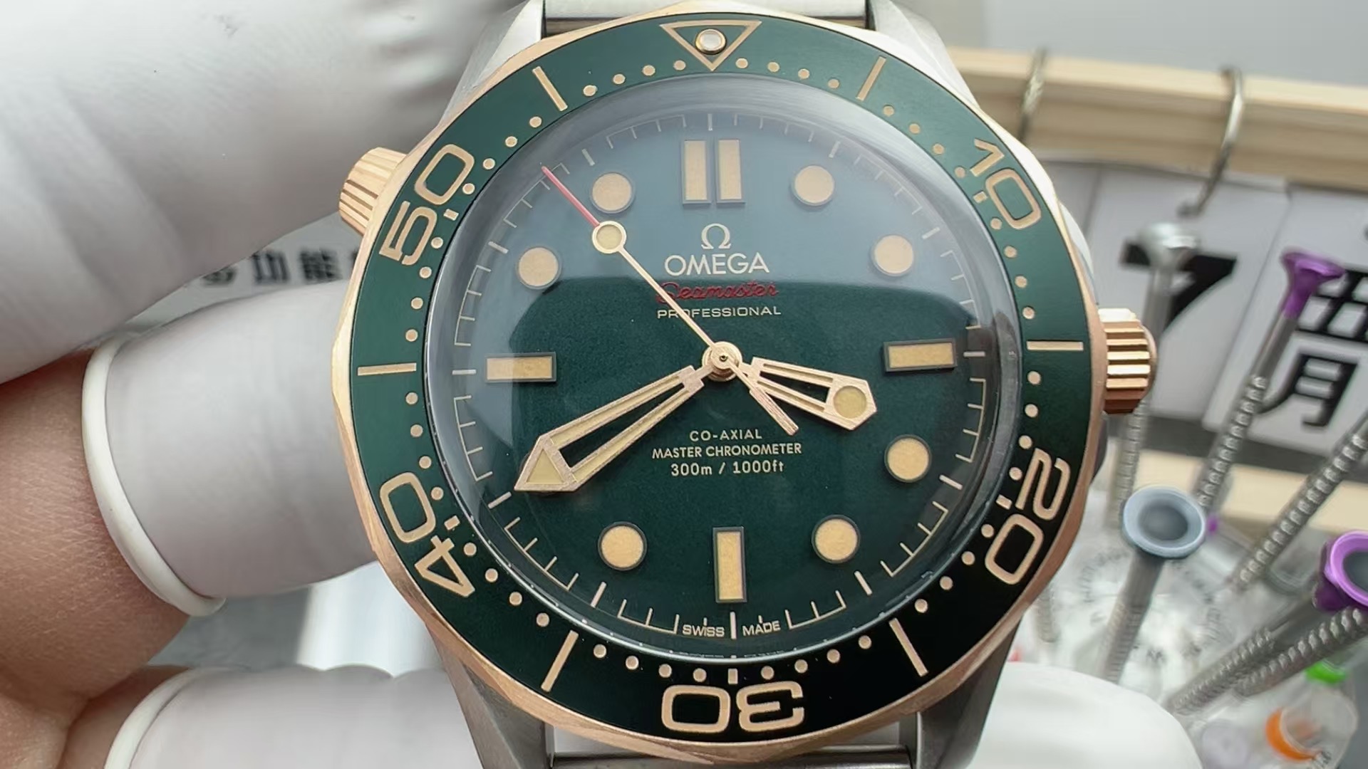 VS Omega has no time to die titanium 2416 Milanese woven strap green plate