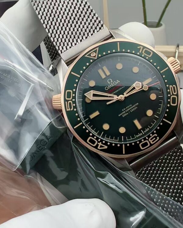 VS Omega's new style has no time to die titanium material Milanese woven steel belt green plate