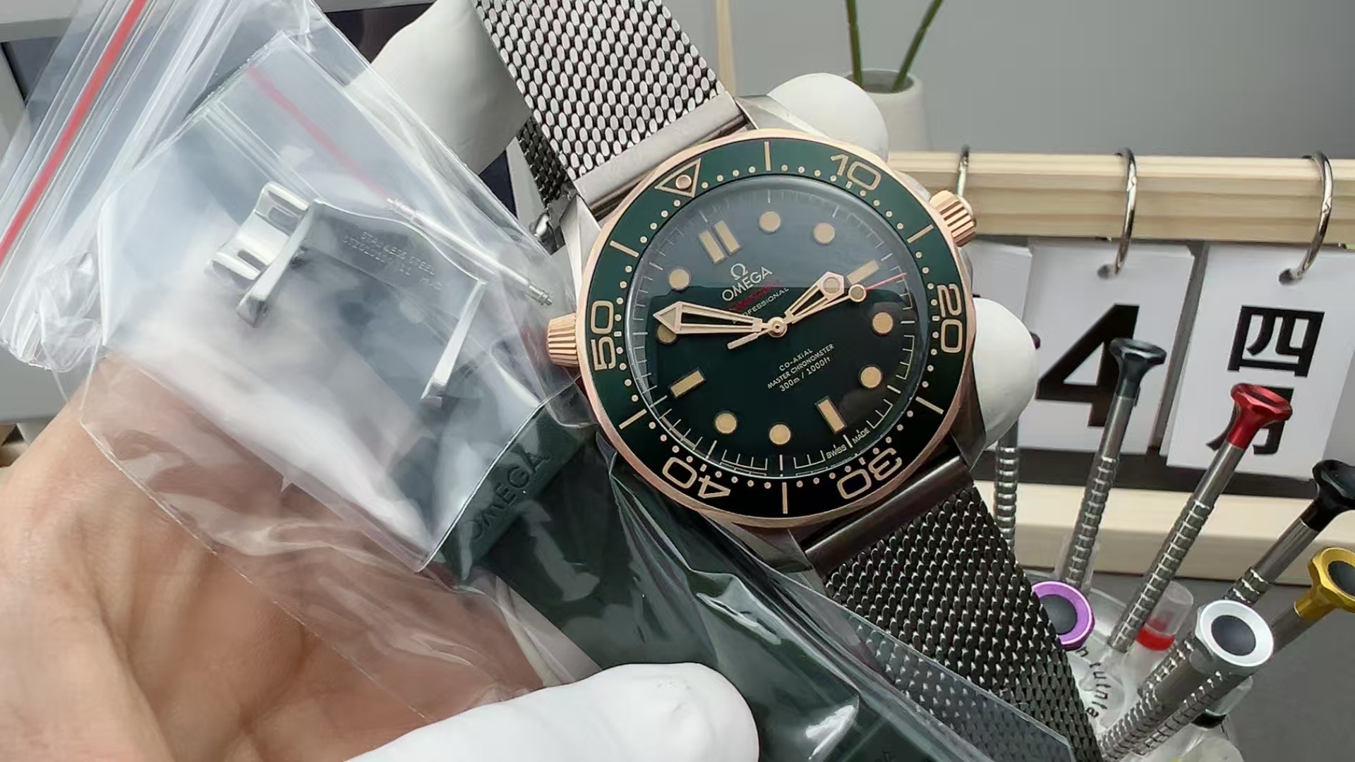 VS Omega's new style has no time to die titanium material Milanese woven steel belt green plate