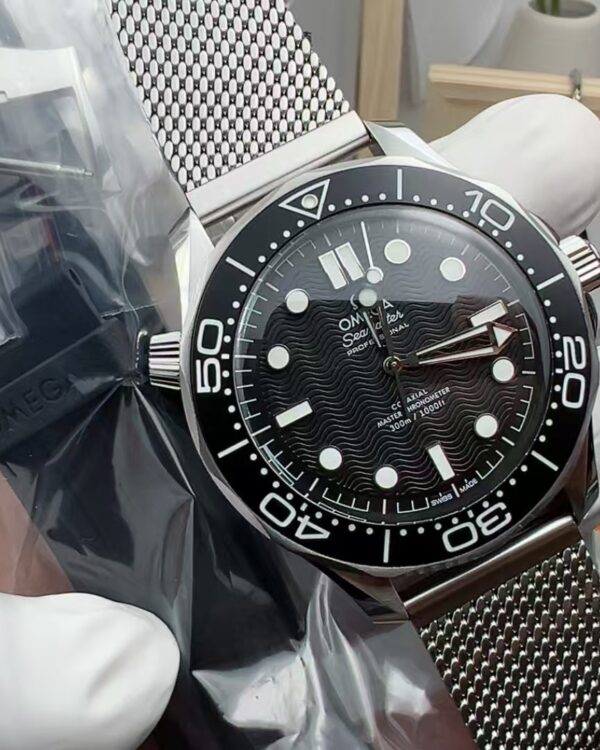 VS Omega's new steel belt black plate with no time to die