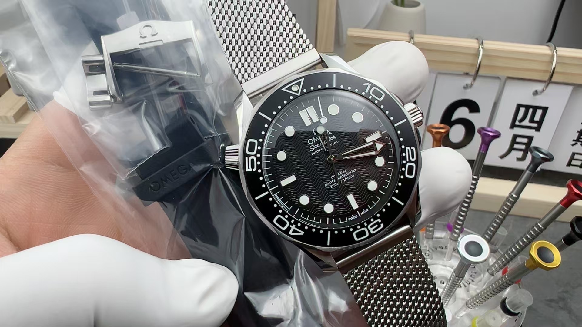 VS Omega's new steel belt black plate with no time to die