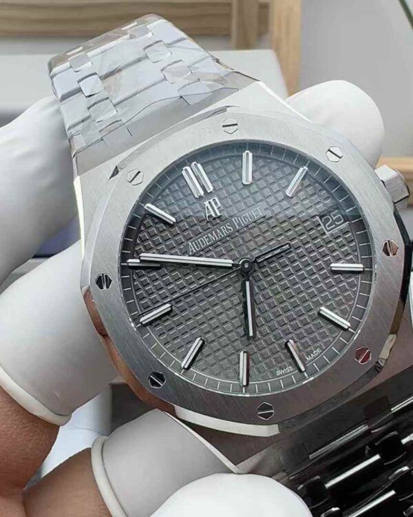 VS Audemars Piguet's new 15500 steel belt gray tray