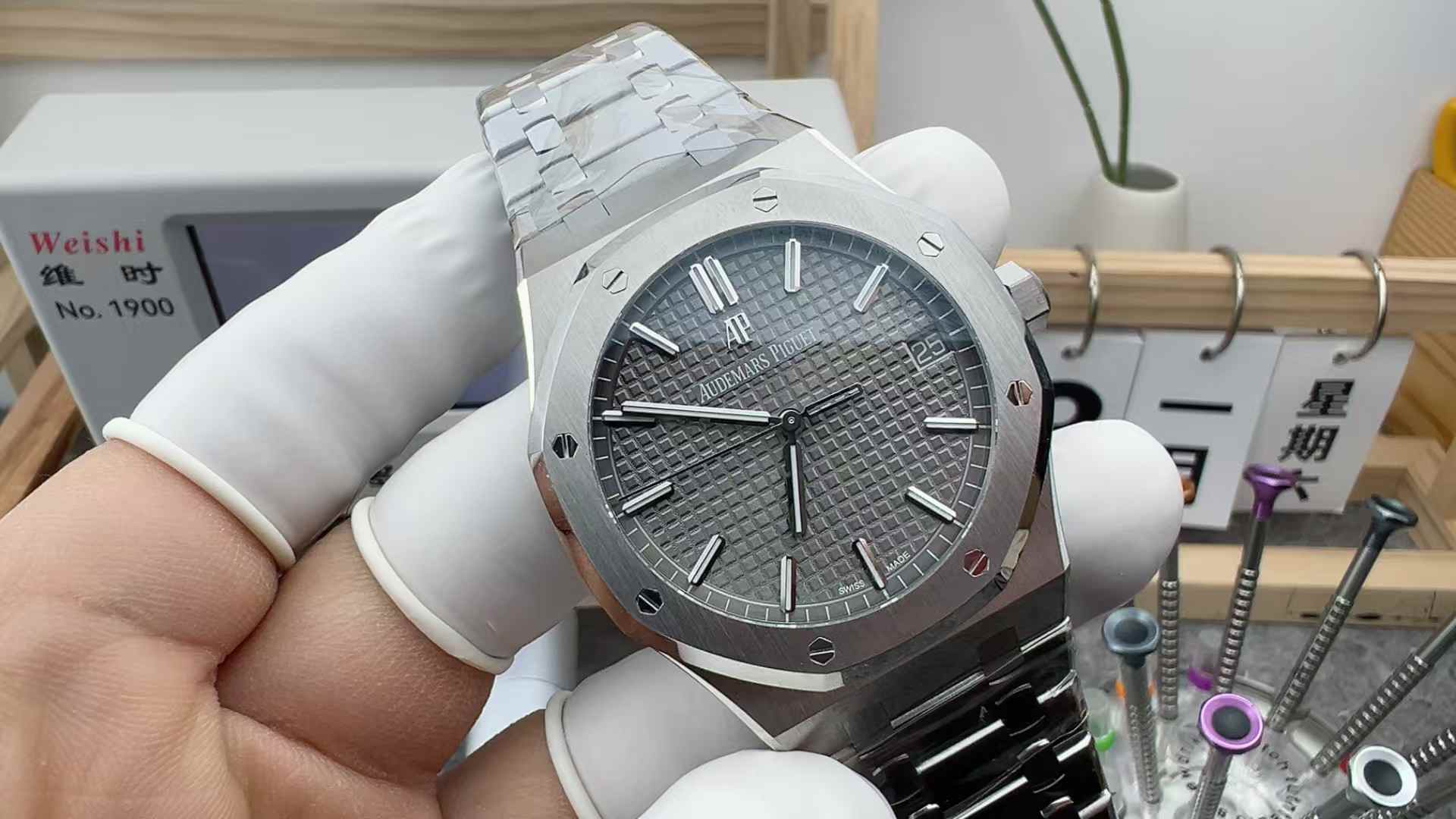 VS Audemars Piguet's new 15500 steel belt gray tray
