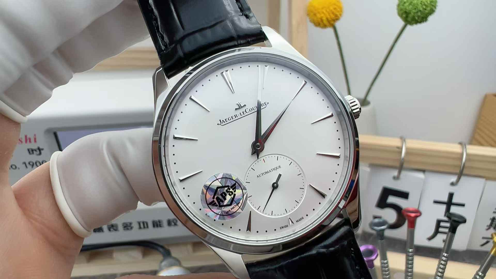 APS Factory Jaeger-LeCoultre Ultra-thin Master Silver Face Two and a Half Pin 39MM Black Belt
